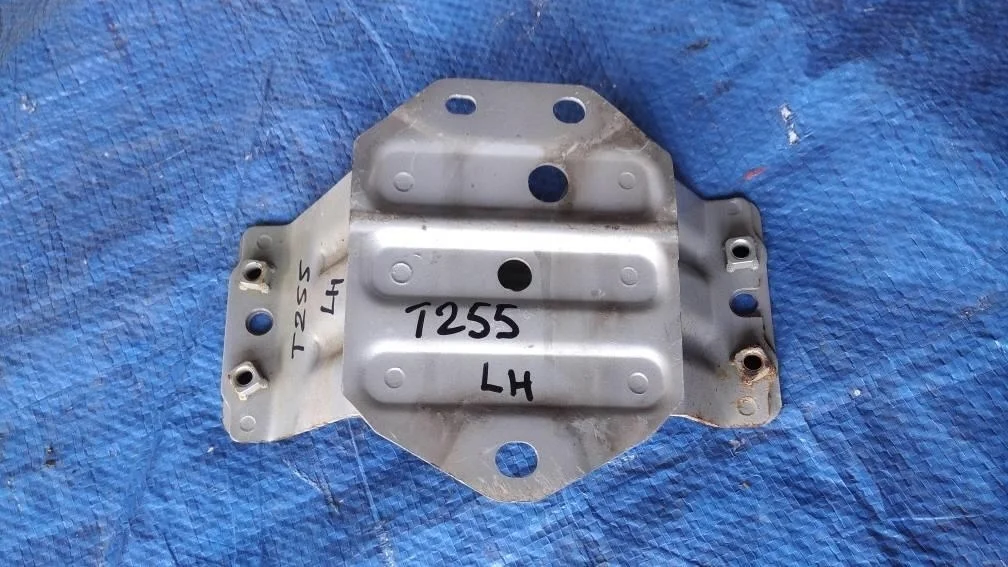 Б.у. кронштейн усилителя бампера зад TOYOTA AVENSIS AZT255(4WD) TOYOTA AVENSIS AZT255(4WD)