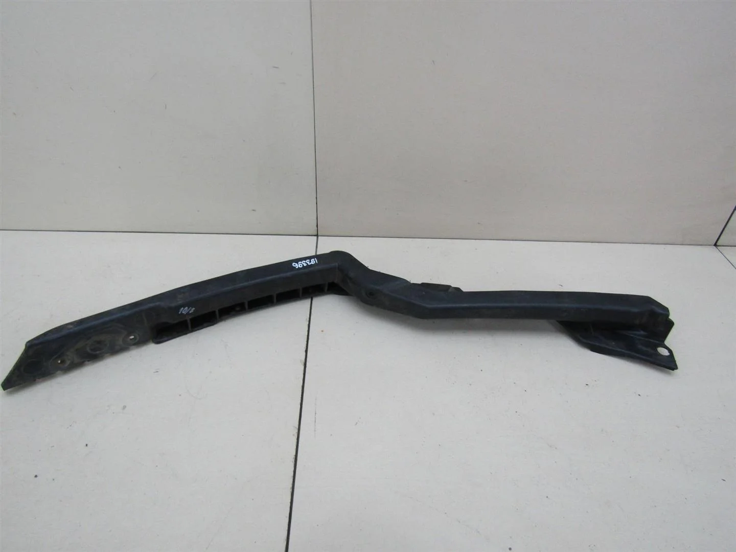 Направляющая переднего бампера правая Skoda Octavia (A5 1Z-) 2004-2013  [1Z0807184B]  в Вологде
