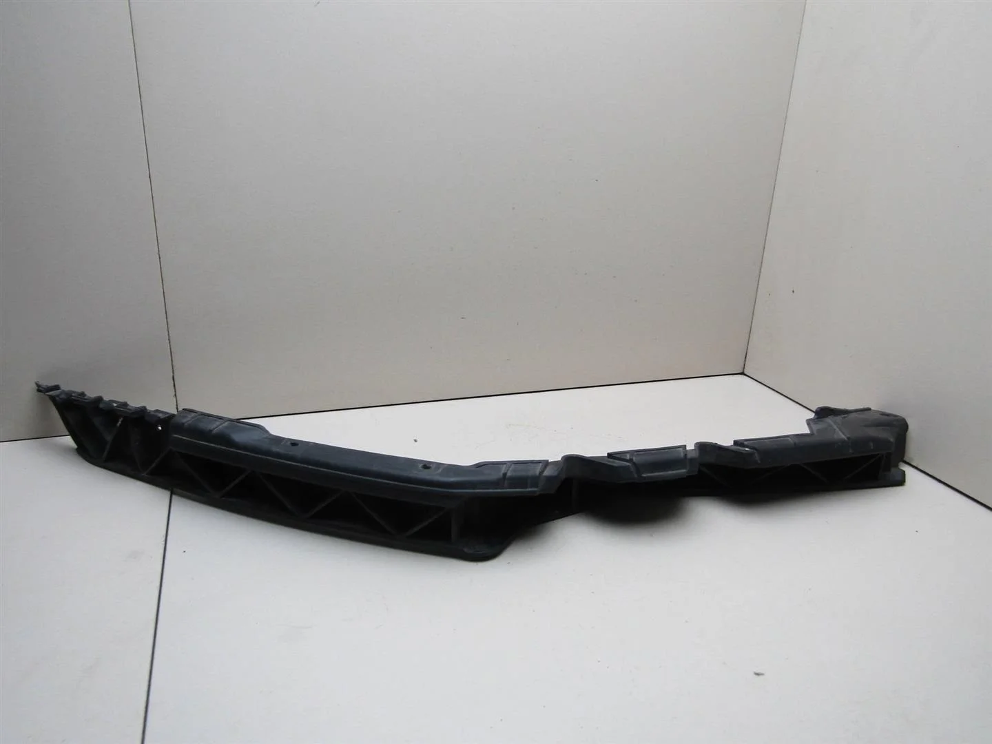 Направляющая переднего бампера правая Skoda Octavia (A5 1Z-) 2004-2013  [1Z0807184B]  1.4 BUD в Вологде