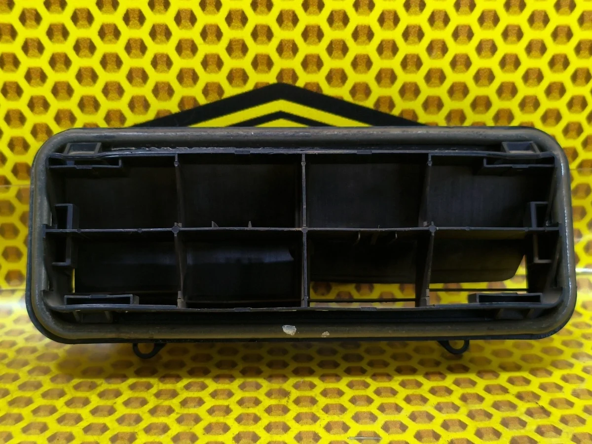 Решетка вентиляционная Nissan Juke 2011 77008AX60A F15 MR16DDT