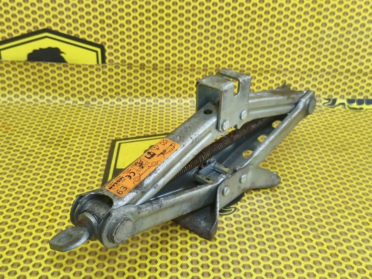 Домкрат Nissan Juke 2011 99550JN90A F15 MR16DDT