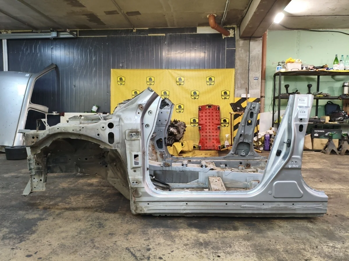 Часть кузова четверть Nissan Juke 2011 F41211KEEA F15 MR16DDT, передний левый