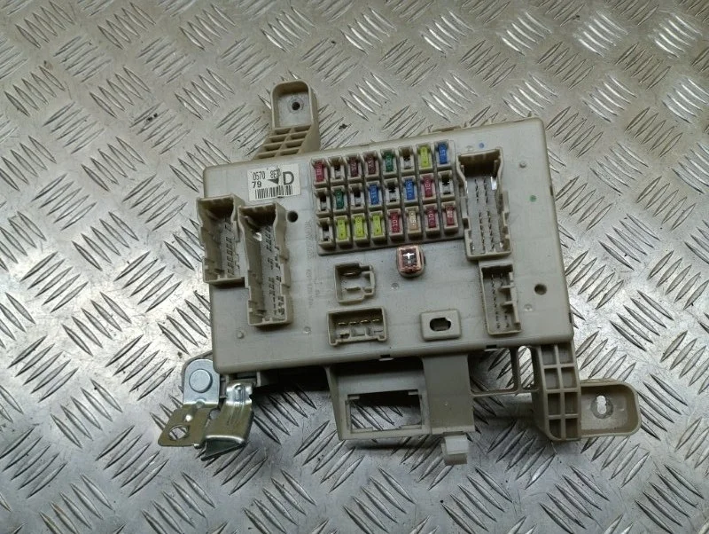 Блок предохранителей Toyota Land Cruiser Prado 120 (2002-2009) 2008 8273060110 ВНЕДОРОЖНИК 4.0 I 1GRFE