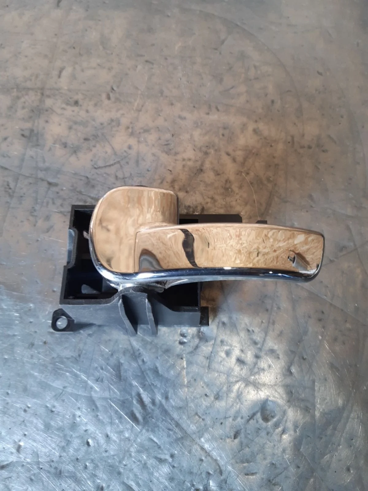 Ручка двери внутренняя левая Nissan Pathfinder III рестайлинг (2010—2014) 2012 KL0 - SILVER METALLIC