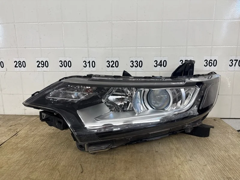 Стекло фары Mitsubishi Outlander 3 2015 2016 2017 2018 2019 2020 2021 2022 8301C853 GF, переднее левое