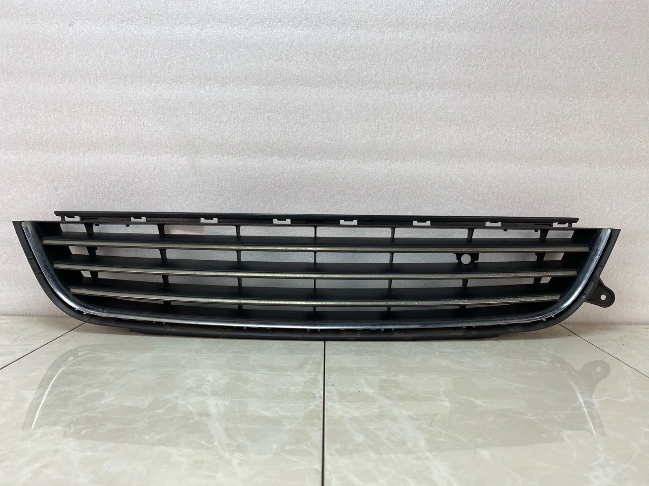 Решетка в бампер центральная Opel Zafira B 2007-2015 13247306