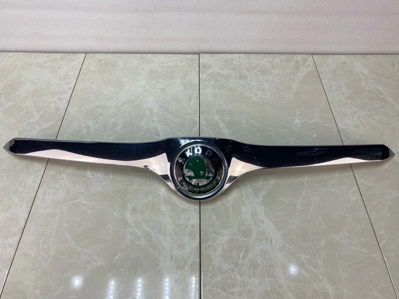 Молдинг капота Skoda Superb 3T 2008-2013 3T0853633