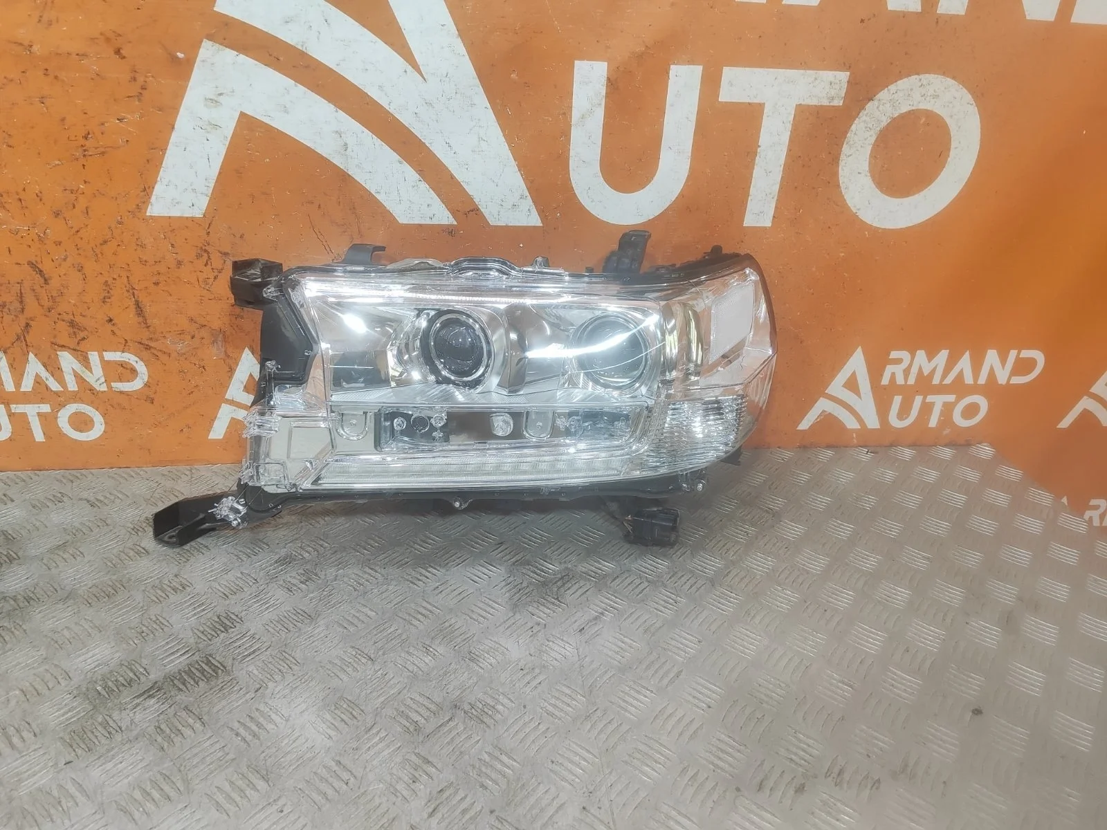 Фара Toyota Land Cruiser 2015-2021 200