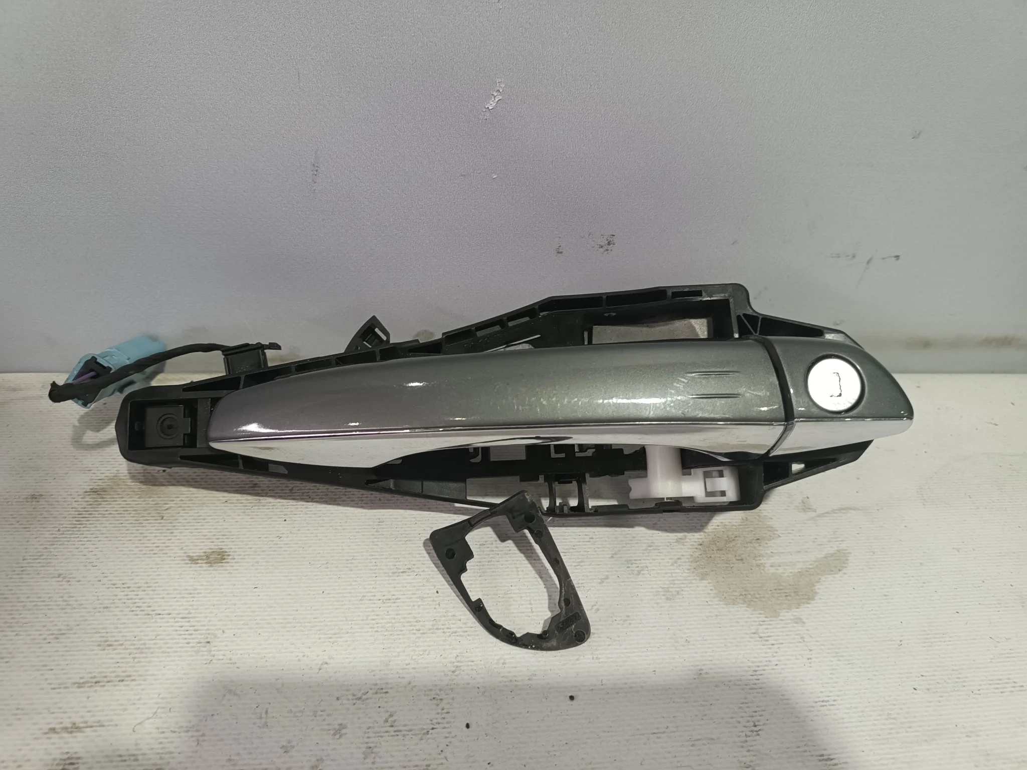 РУЧКА ДВЕРИ ВНЕШНЯЯ PEUGEOT CITROEN 308 508 C4 PICASSO DS5 GRAND C4 PICASSO GRAND C4 SPACETOURER 3D 4C 8D 8E K T9 ВЕРХНЯЯ ПЕРЕДНЯЯ ПРАВАЯ 1606874680 серый NA7608Z