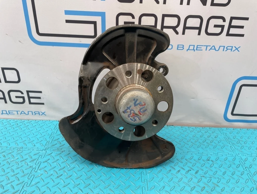 Кулак Mercedes-Benz C-Class 2006 A2043320101 W203 272.920 2.5, передний левый