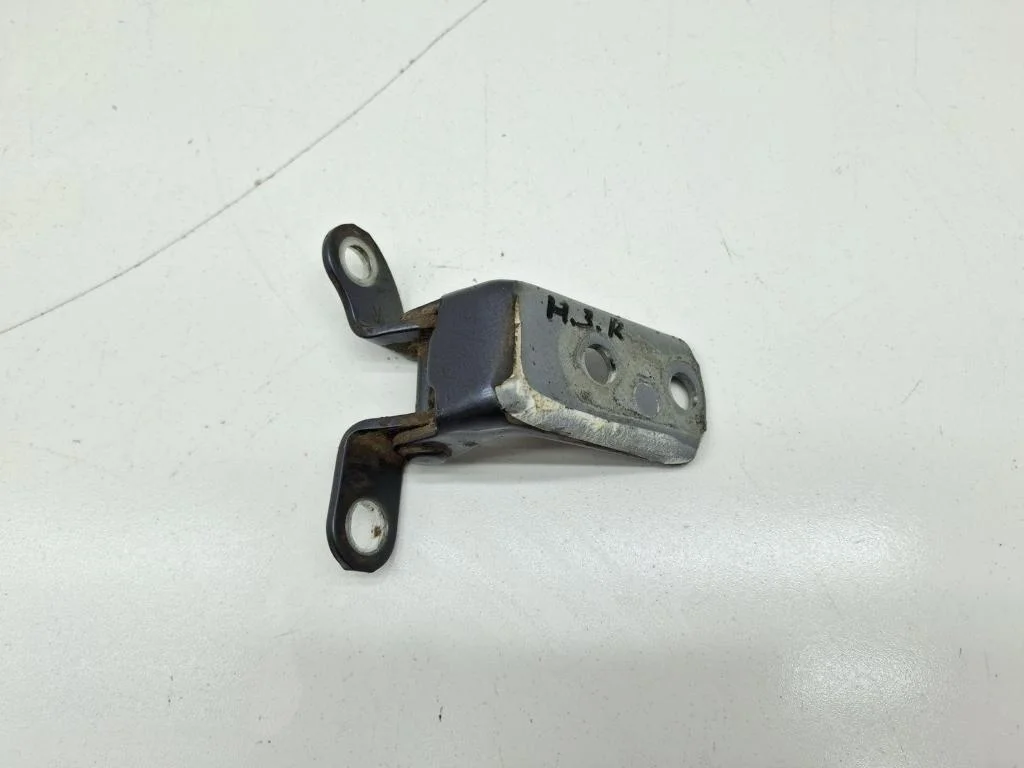 Петля двери задней правой нижняя Toyota Hilux 2012 (AN10/AN20/AN30)