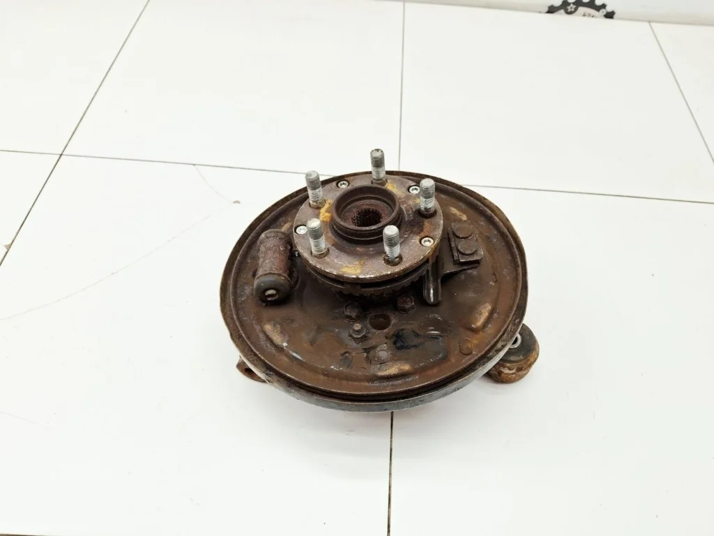 Кулак поворотный задний левый Subaru Impreza (G11/GD/GG)