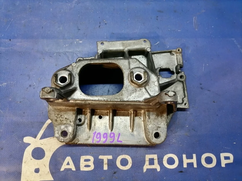 кронштейн опоры двигателя NISSAN NOTE E11 HR15DE