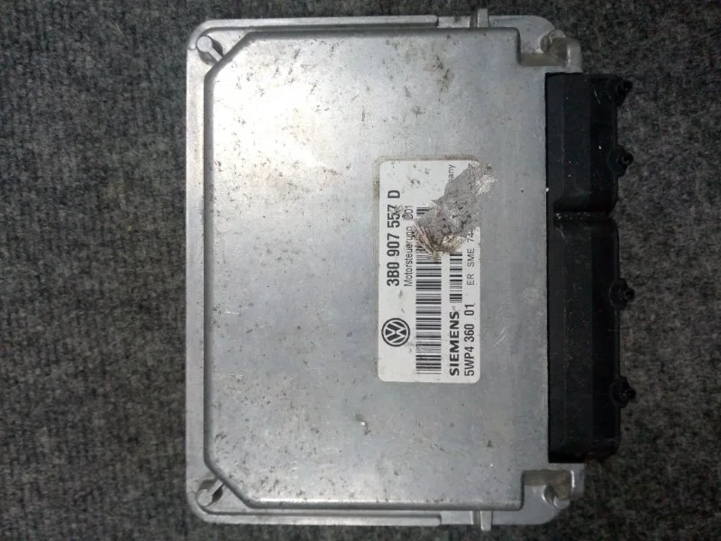 Блок управления двигателем Volkswagen Passat 3B0907557D AHL