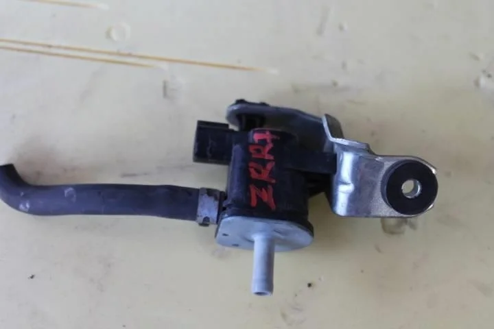 Б.у. клапан электромагнитный TOYOTA NOAH ZRR70 TOYOTA NOAH ZRR70