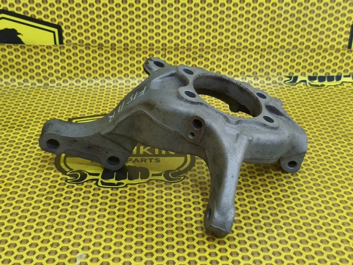 Кулак поворотный Nissan Juke 2011 400141KK0A F15 MR16DDT, передний правый
