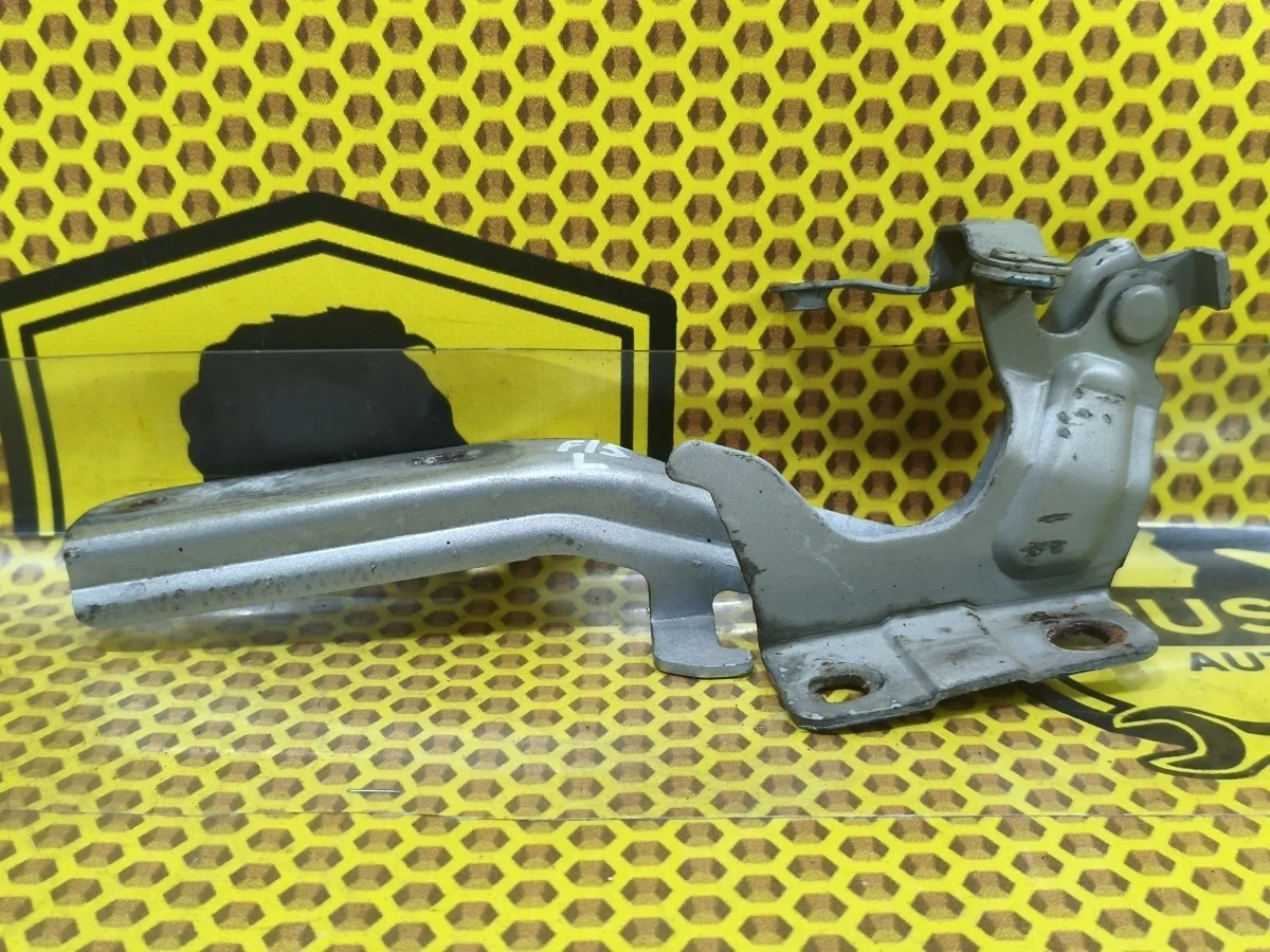 Петля капота Nissan Juke 2011 654011KA0A F15 MR16DDT, левая