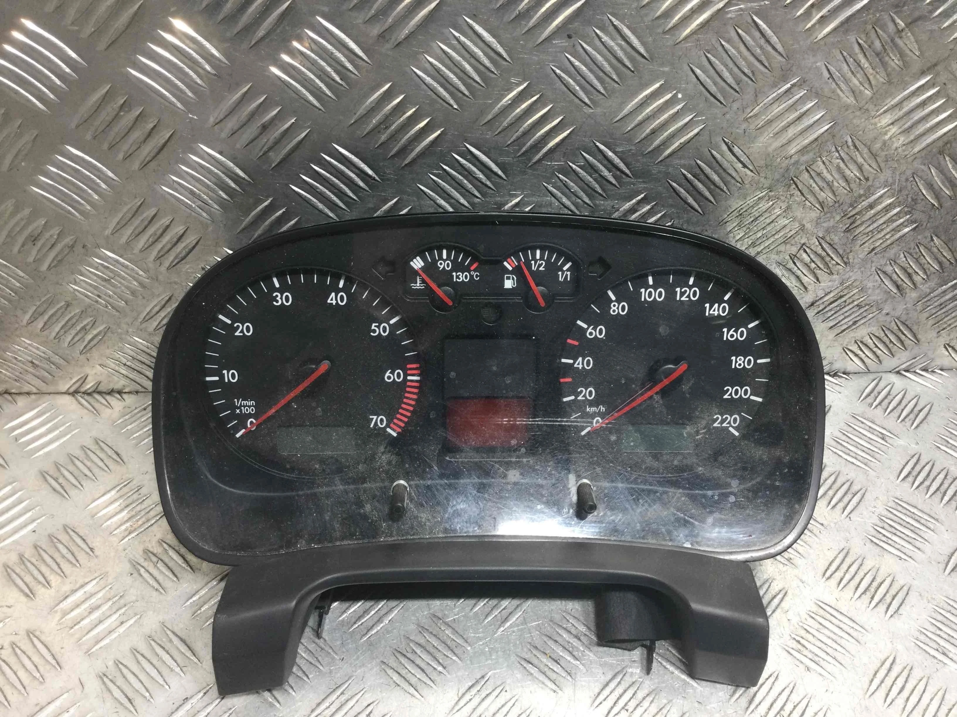Щиток приборов (приборная панель) Volkswagen Golf 4 поколение (1997-2004) бензин 1.4 i Механика Х/б