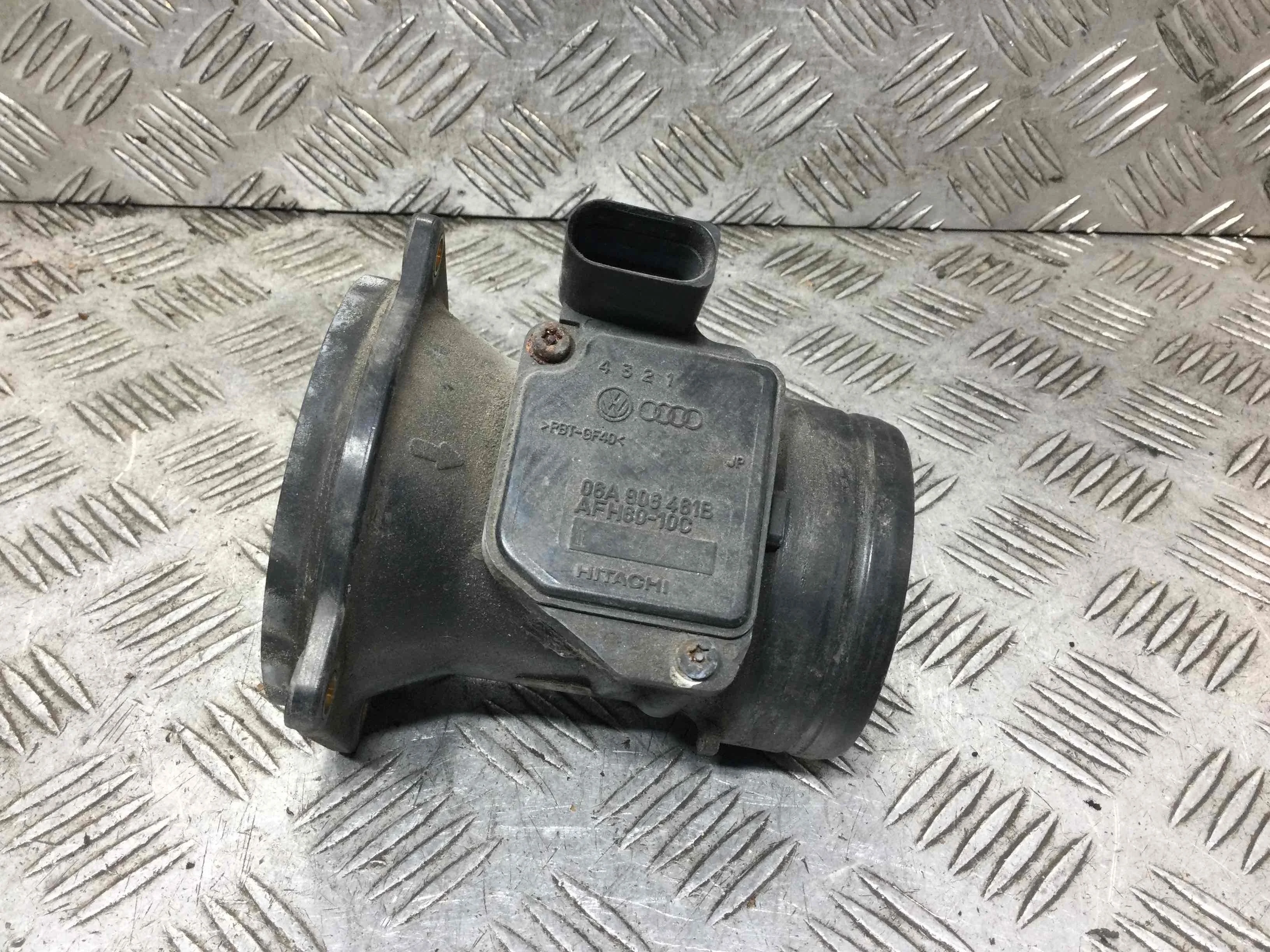 Расходомер воздуха Audi A4 B5 [рестайлинг] (1999-2001) бензин 1.6 i Механика Универсал