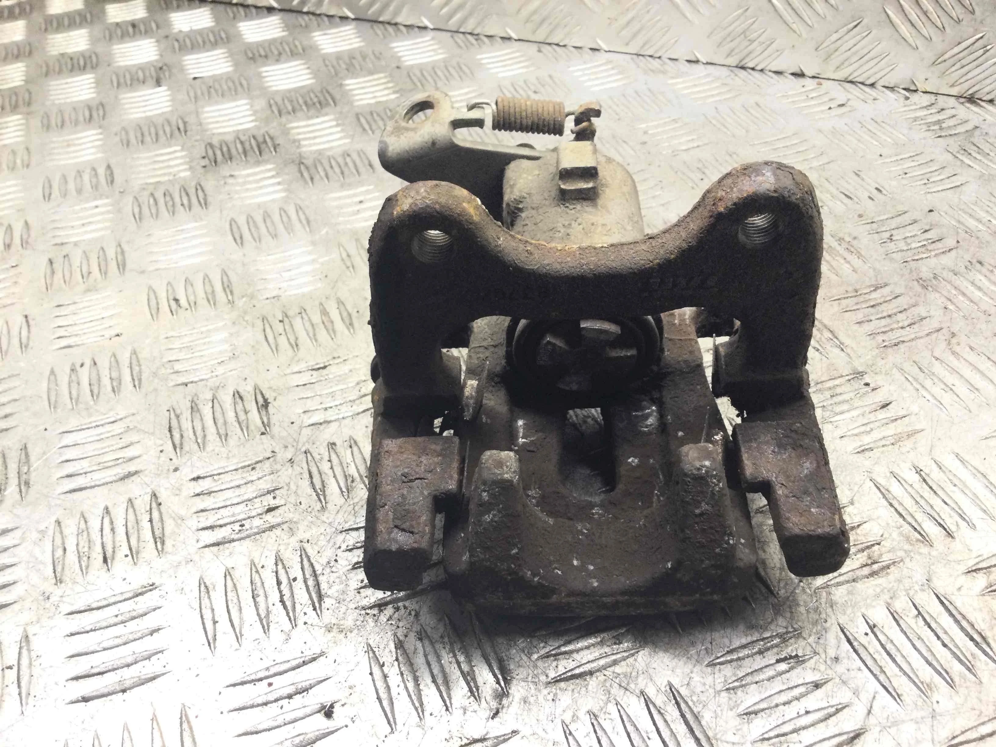 Суппорт задний правый Renault Scenic 2 поколение (2003-2006) бензин 1.6 i Механика Минивэн