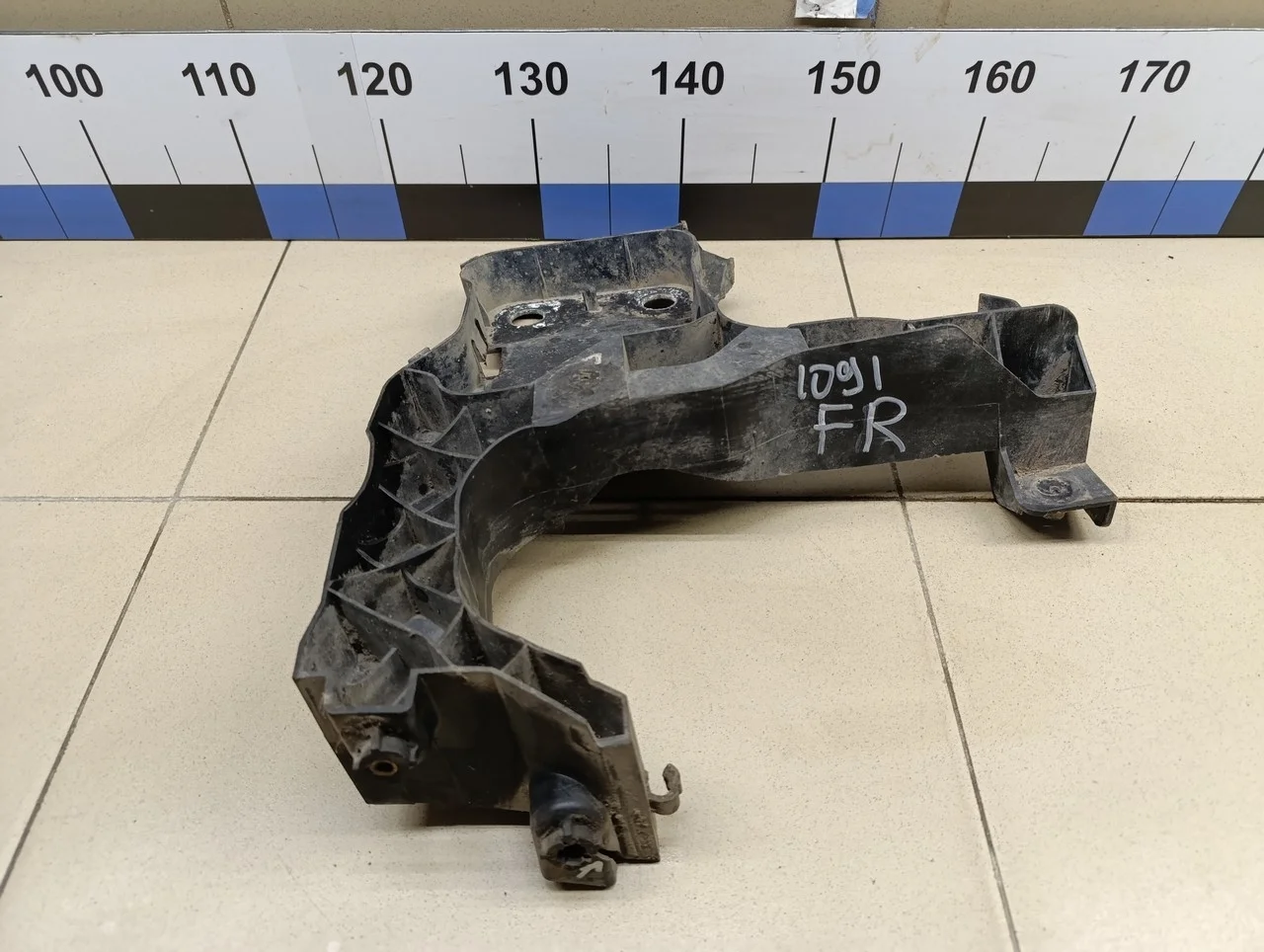 Кронштейн фар правый Megane II 2002-2009