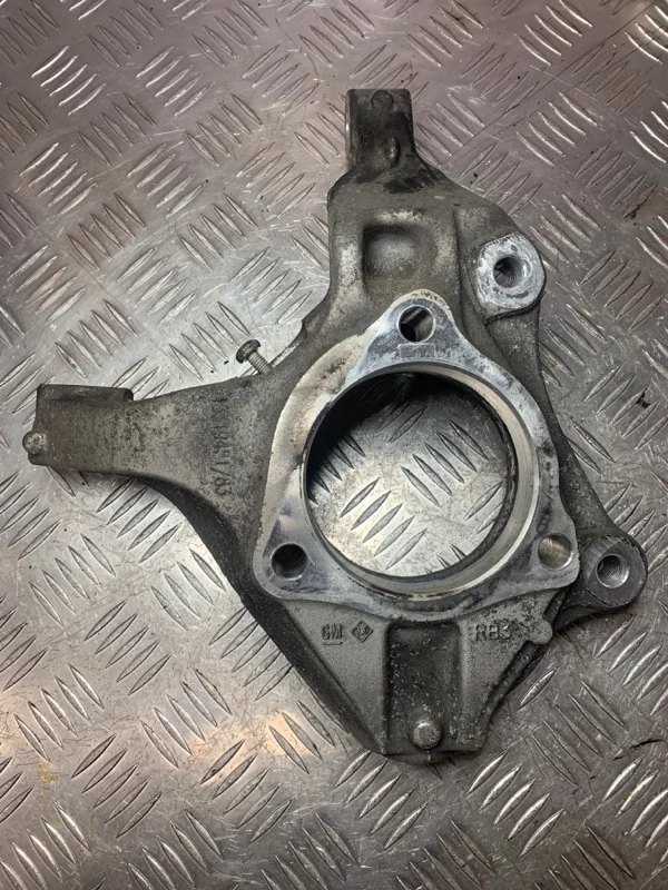 Кулак поворотный Chevrolet Cruze 13319481 F18D4 1.8, передний правый
