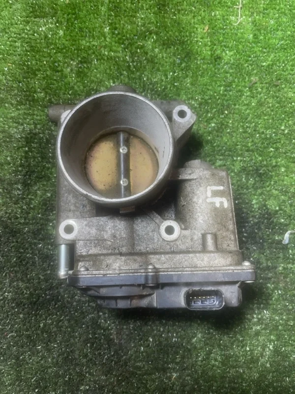 Дроссельная заслонка Mazda 3 L3R413640 LF