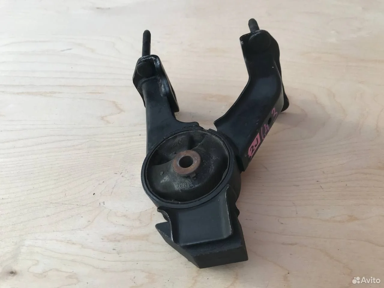 Подушка задняя toyota avensis azt250