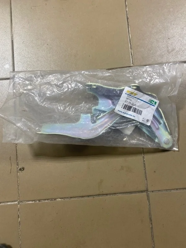 Петля капота Kia ST750013, левая