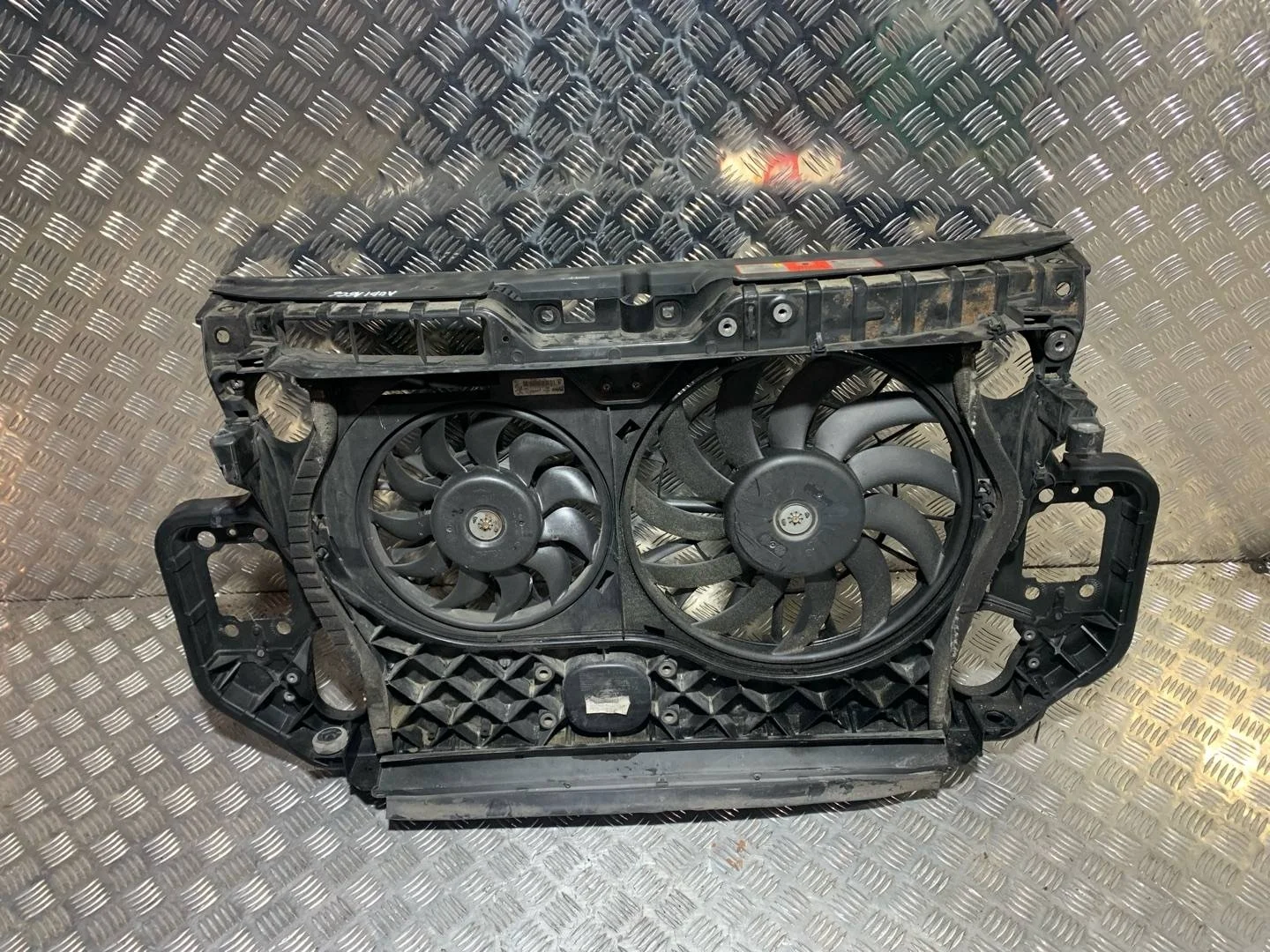 передняя панель (телевизор) Audi A6 4F/C6