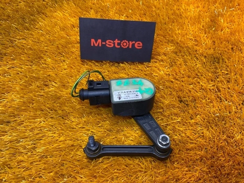 Датчик высоты дорожного просвета Audi Q7 2008 7L6616213 4LB BHK, передний