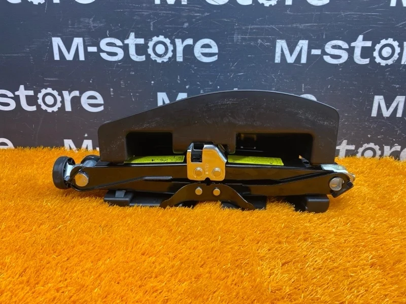 Домкрат Audi A5 2012 8K9813685 8T CDN