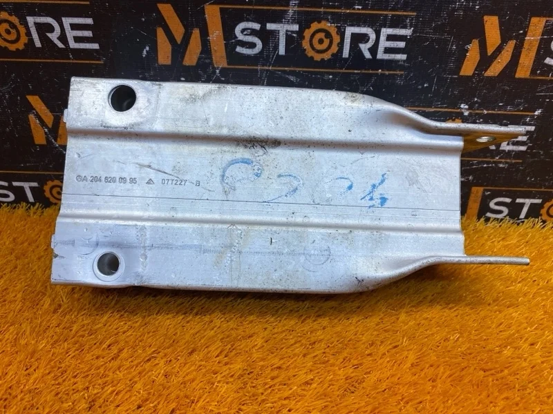 Кронштейн усилителя бампера Mercedes-Benz C-Class 2007 A2046200995 W204 271.950, передний правый