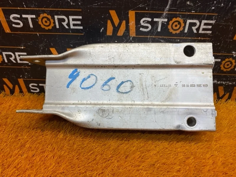 Кронштейн усилителя бампера Mercedes-Benz C-Class 2007 A2046201195 W204 271.950, передний левый