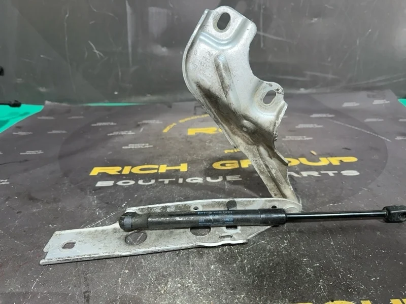 Петля капота Audi A6 2013 4G8823301E 4G2 CGLC, левая