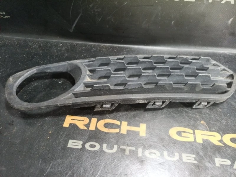 Решетка в бампер Bmw 1-Series 51117245870, правая