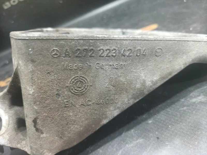 Кронштейн двигателя Mercedes-Benz M-Class 2722234204 W164 272.967, правый