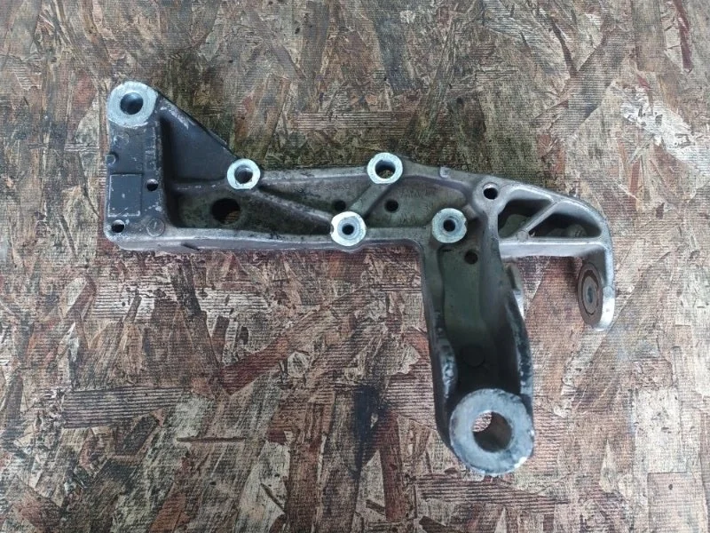 Кронштейн рычага Volkswagen Touran 2011 1T3