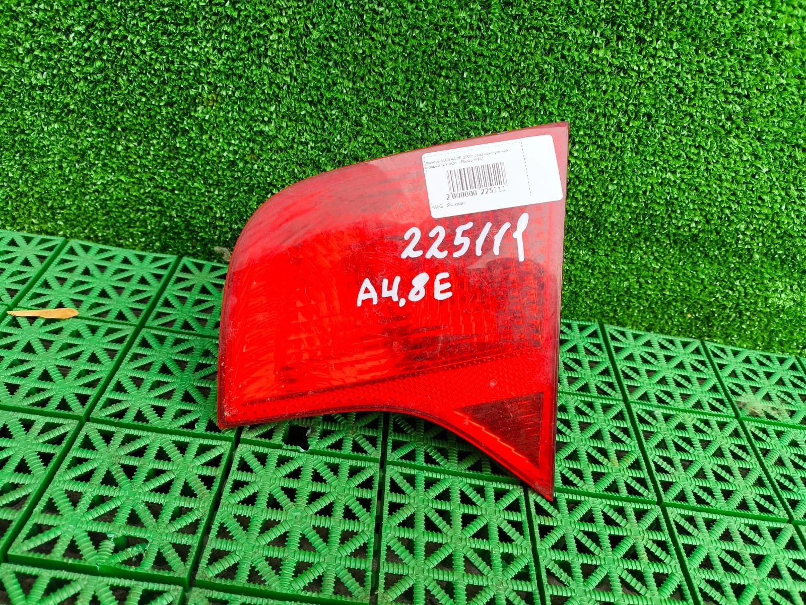 Фонарь AUDI A4 8E 2005- седан внутренний правый Б/У A4 8E(2005-2008)