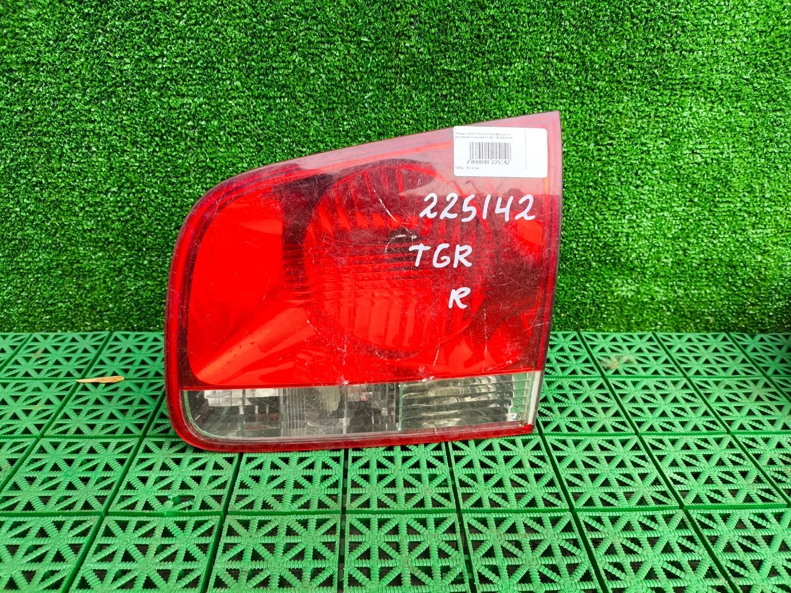 Фонарь VOLKSWAGEN TOUAREG 2003- внутренний правый Б/У TOUAREG(2003-2010)