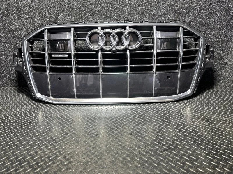 Решетка радиатора Audi Q7 4M0853651AJ, передняя