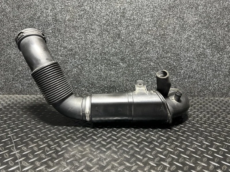 Патрубок воздушного фильтра Bmw X1 2017 13717619268 F48 B48A20A