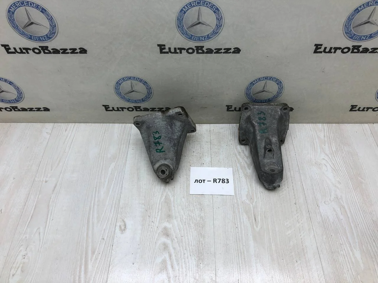 Кронштейн опоры двигателя Mercedes W208
