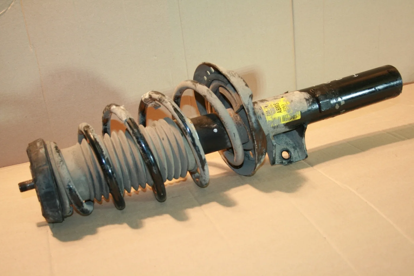 Стойка (амортизатор) левая Опель Астра J GTC