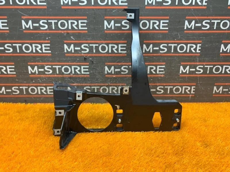 Рамка радиатора Bmw 6-Series 2004 51647008847 E64 N62B44A, правая