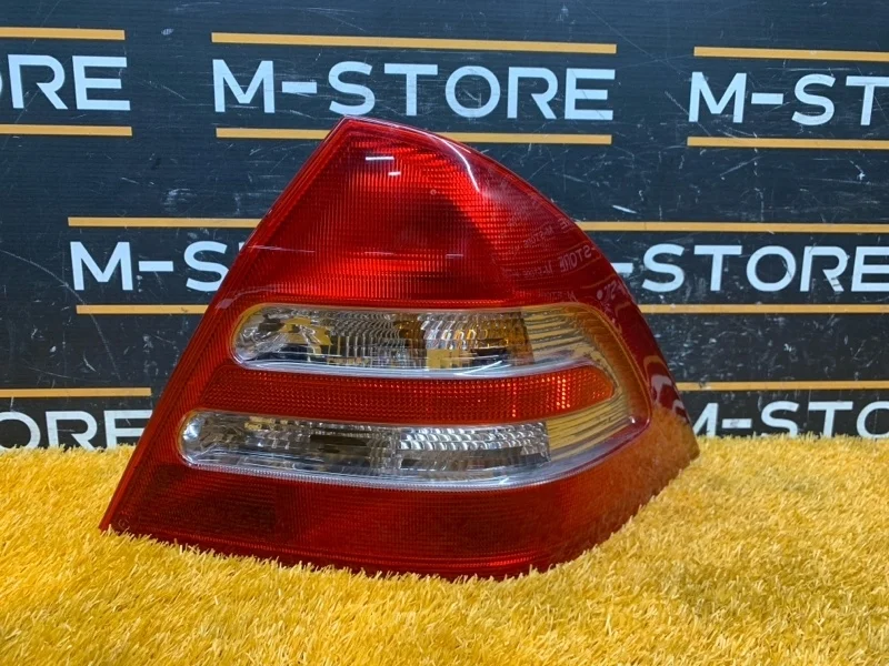 Фонарь задний Mercedes-Benz C-Class 2000 A2038200264 W203 111.951, правый