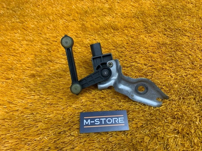 Датчик высоты дорожного просвета Volkswagen Touareg 2010 7L6616213 7L BHK, передний правый