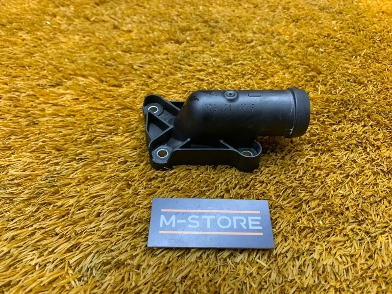 Фланец системы охлаждения Audi A8 2013 079121127E 4H/D4 CEUA