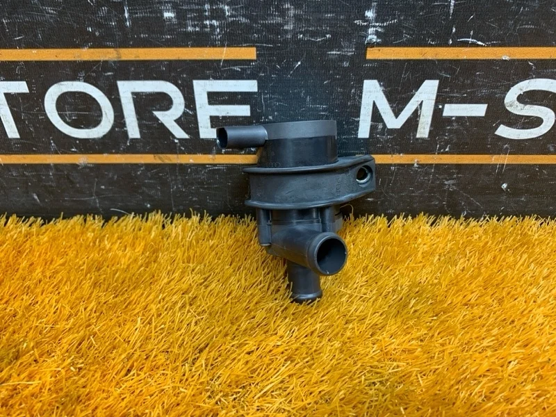 Помпа дополнительная Audi Q5 2010 06H965561 8R CDNC