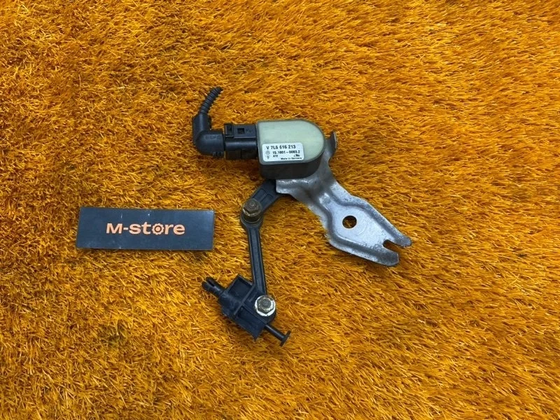 Датчик высоты дорожного просвета Volkswagen Touareg 2008 7L6616213 7L BHK, передний левый